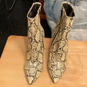 Steve Madden Pointed Toe Heel Boot, Size 11, Snake Skin Heel Boot.❤️
